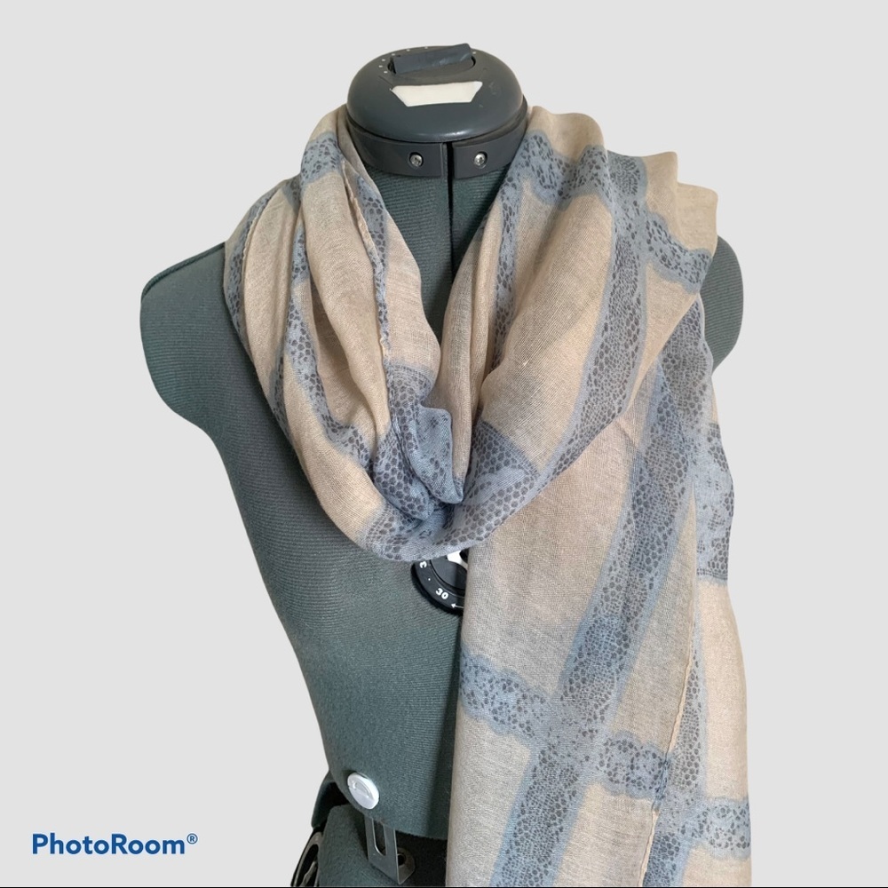 𝅺NWT/Darice Brand Scarf/Cream and Light Blue